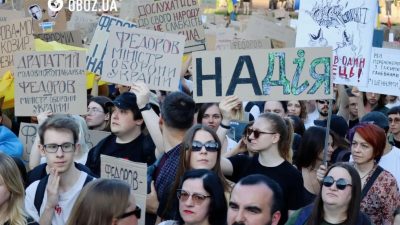 Хиляди хора протестираха в Киев с искане за възстановяване на уволнения министър на отбраната