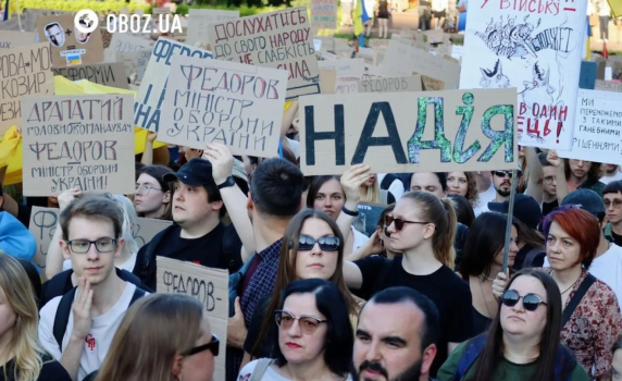 Хиляди хора протестираха в Киев с искане за възстановяване на уволнения министър на отбраната