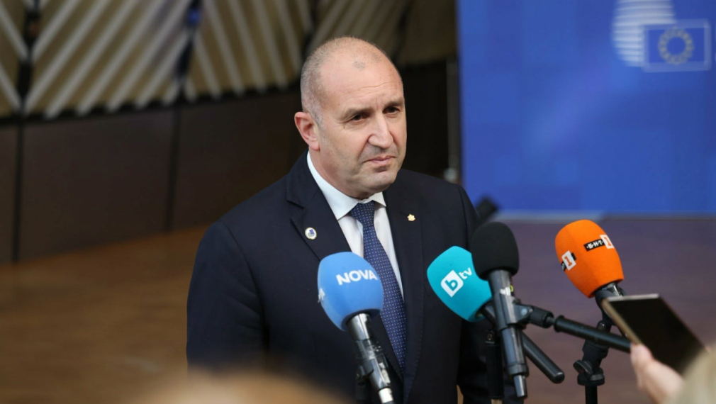 Радев не се срива. Срива се политическият модел, който той победи