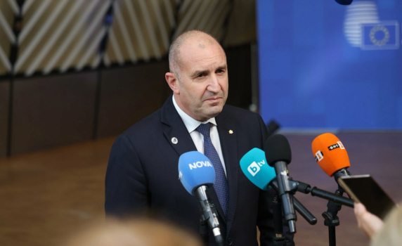 Радев не се срива. Срива се политическият модел, който той победи