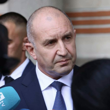 Радев: Докато някои ни атакуват от плажовете, ние получихме 1 млрд. евро от ПВУ
