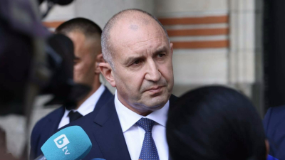 Радев: Докато някои ни атакуват от плажовете, ние получихме 1 млрд евро от ПВУ