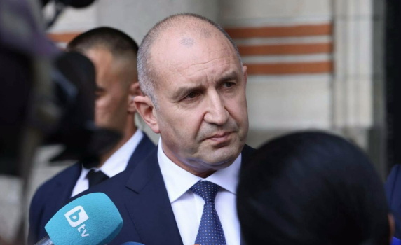 Радев: Докато някои ни атакуват от плажовете, ние получихме 1 млрд. евро от ПВУ