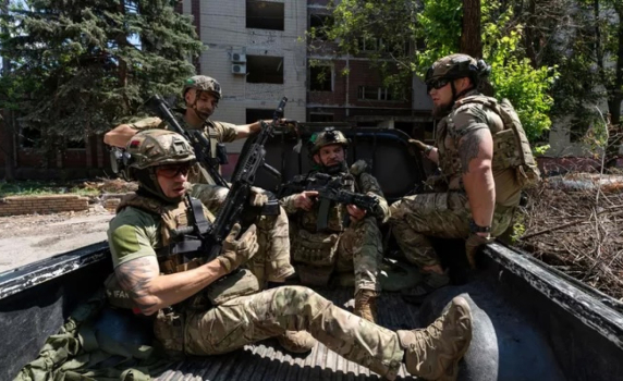 Военната помощ за Украйна e нараснала през юни, но намалява в дългосрочен план