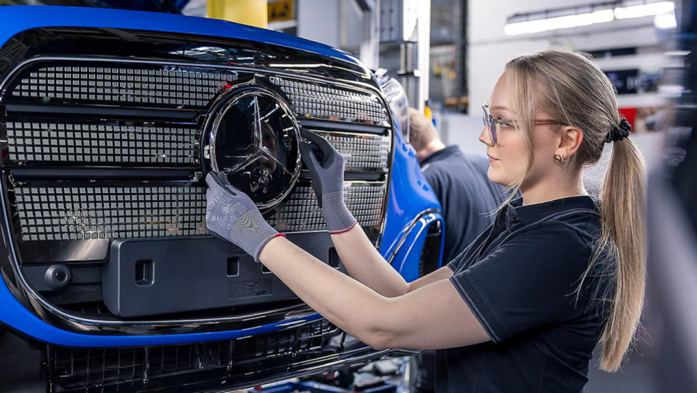 Германската автоиндустрия в невиждана криза: VW, BMW и Mercedes се сриват, десетки хиляди остават без работа
