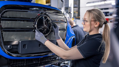 Германската автоиндустрия в невиждана криза: VW, BMW и Mercedes се сриват, десетки хиляди остават без работа
