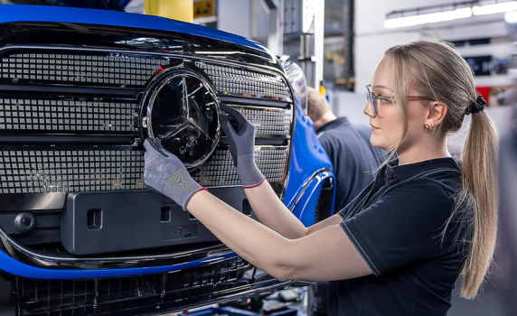 Германската автоиндустрия в невиждана криза: VW, BMW и Mercedes се сриват, десетки хиляди остават без работа