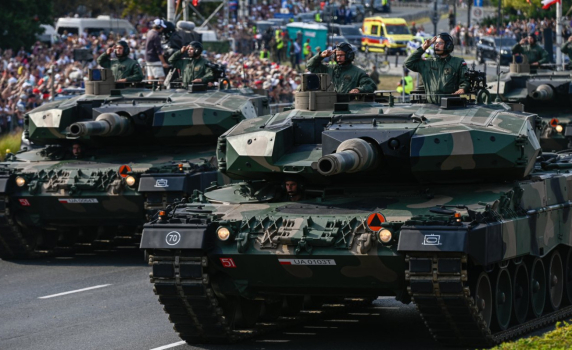 Полша проведе най-големия военен парад в историята си: 2000 войници, 300 бойни машини, 60 самолета и хеликоптера