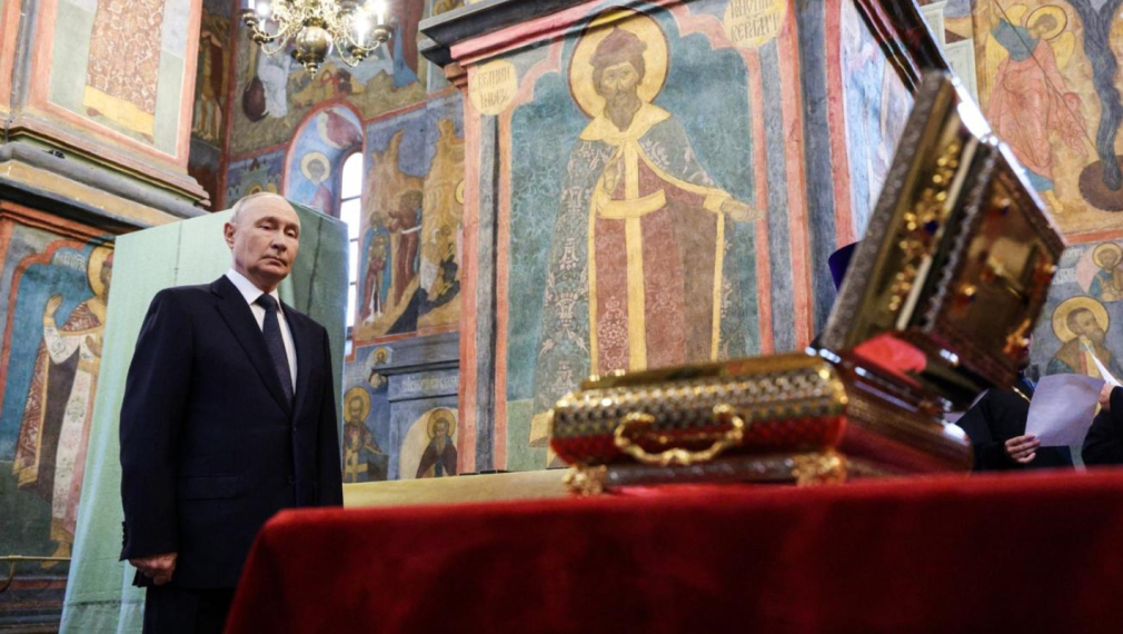 Путин се поклони пред мощите на руски средновековен княз