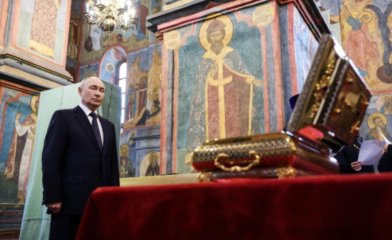 Путин се поклони пред мощите на руски средновековен княз