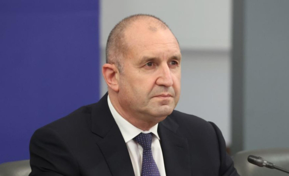 Радев: Политически кръвосмешения родиха „Нотариуси“ и „Джуджета“. Представяте ли си по времето на Борисов и Пеевски ДАНС да влезе в имението на Ами?