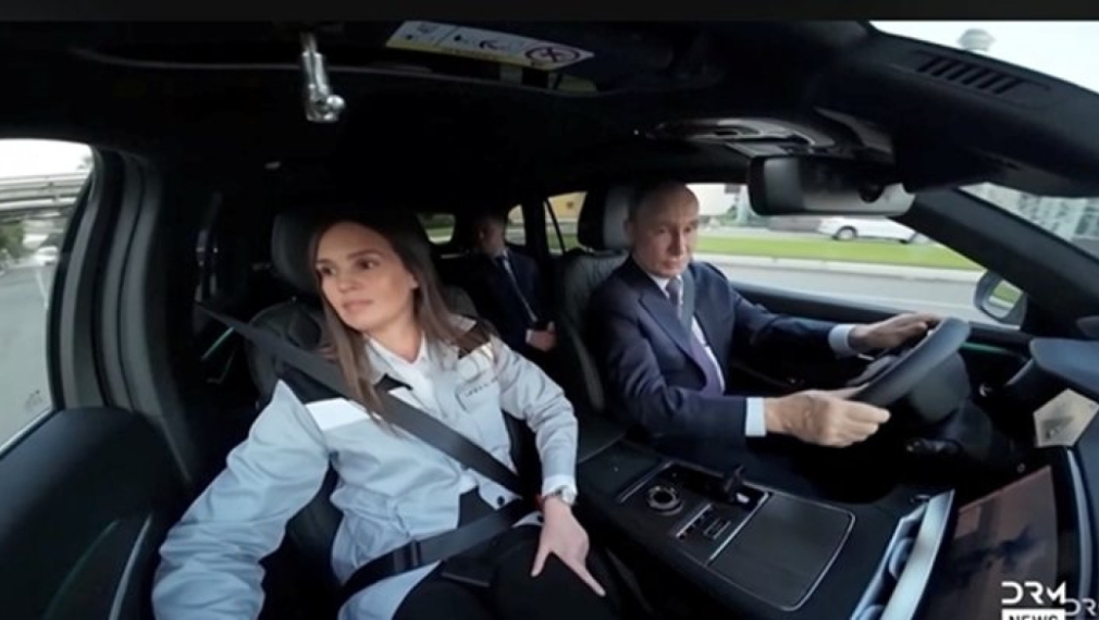 Путин подкара новата „Волга“ с шефката на проекта до себе си (видео)