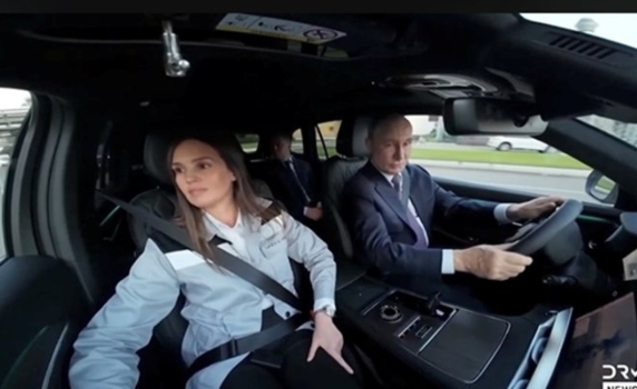 Путин подкара новата „Волга“ с шефката на проекта до себе си (видео)