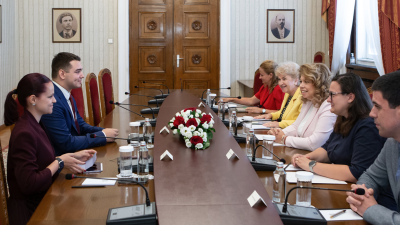 Президентът Йотова разговаря с българските младежки делегати към ООН