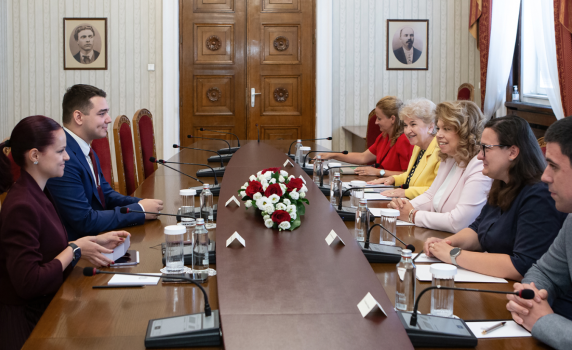 Президентът Йотова разговаря с българските младежки делегати към ООН