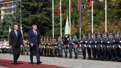 Румен Радев посрещна Роберт Фицо с почетен караул на площад "Св. Александър Невски" (снимки)