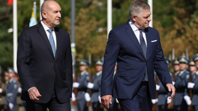 Румен Радев посрещна Роберт Фицо с почетен караул на площад "Св. Александър Невски" (снимки)