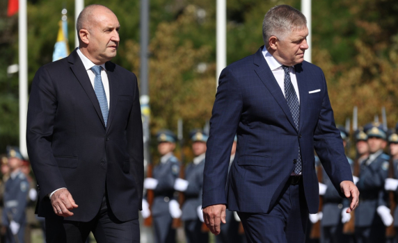 Румен Радев посрещна Роберт Фицо с почетен караул на площад "Св. Александър Невски" (снимки)