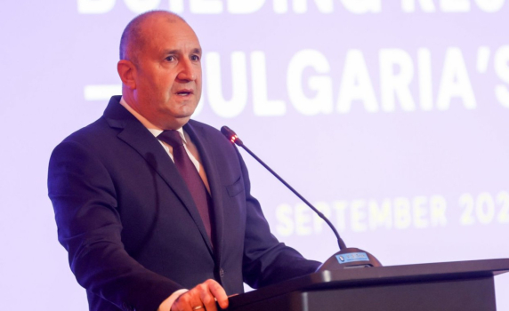 Радев: Време е България да се възползва от еврозоната. Привличането на инвестиции е стратегическа цел
