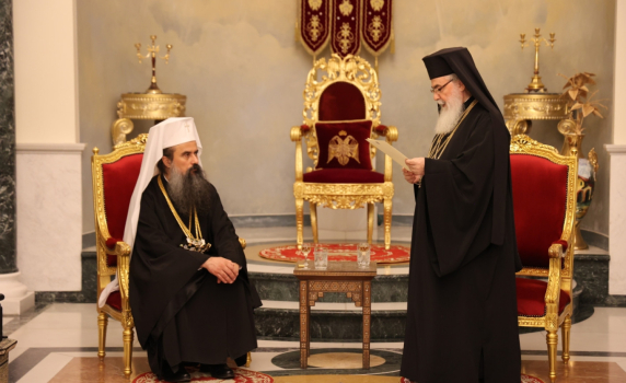 Теофил III връчи на патриарх Даниил най-високото отличие на Йерусалимската патриаршия - ордена „Кръст на Гроба Господен“