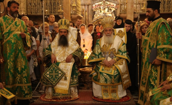 Патриарх Даниил отслужи литургия в храма на Божи гроб заедно с йерусалимския патриарх Теофил III