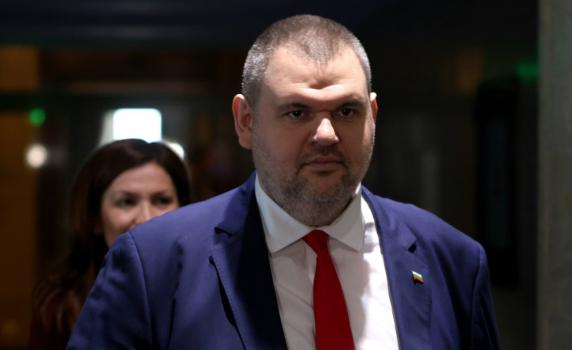Службите в Малта са изпратили 36 фактури за полети на Пеевски за 5 млн. евро