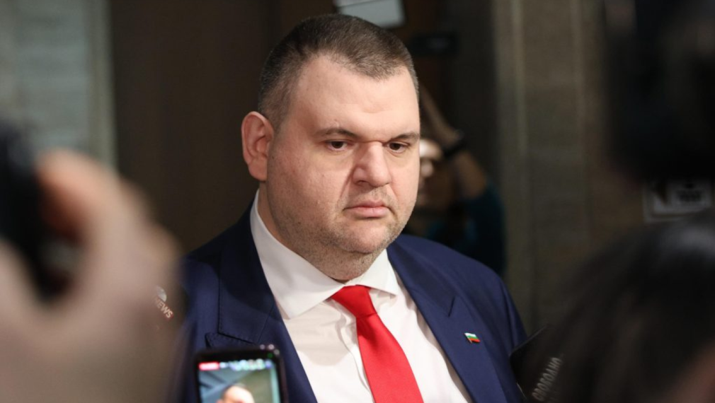 Пеевски към Радев: Покажете фактурите за платените ми полети или уволнете Демерджиев
