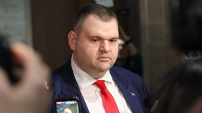 Пеевски към Радев: Покажете фактурите за платените ми полети или уволнете Демерджиев