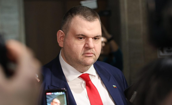 Пеевски към Радев: Покажете фактурите за платените ми полети или уволнете Демерджиев