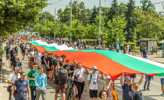 80-метровото знаме на Русе от Шествието за семейството ще посрещне цар Самуил в София