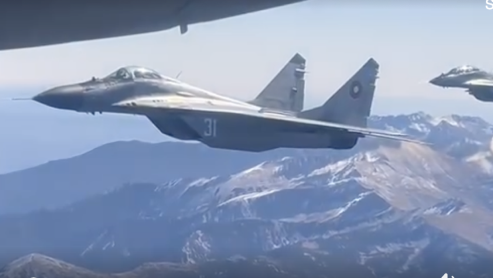 Показаха как две двойки изтребители МиГ-29 и F-16 ескортираха тленните останки на цар Самуил