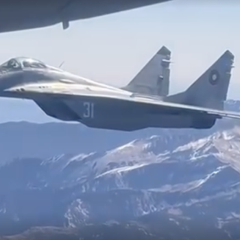 Показаха как две двойки изтребители МиГ-29 и F-16 ескортираха тленните останки на цар Самуил