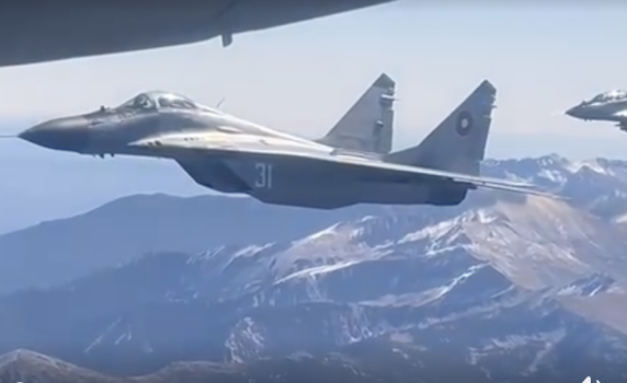 Показаха как две двойки изтребители МиГ-29 и F-16 ескортираха тленните останки на цар Самуил