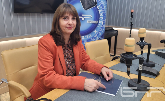 Министър Ефремова: Ще предложа МРЗ в максималния размер от 672,80 евро. Сивата икономика е около 25%, заплати се плащат в плик