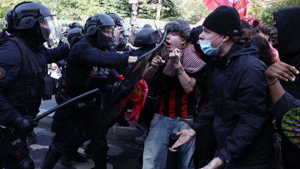 Франция кипи от ученически бунтове: палежи, над 6000 задържания и нова вълна от блокади