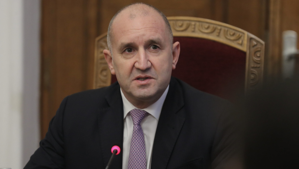 Радев: Корабите са ударени с въздушни и морски дронове. Атаката е абсолютно недопустима, екипажът на потъналия кораб е в неизвестност