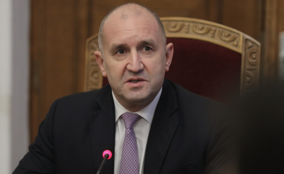 Радев: Корабите са ударени с въздушни и морски дронове. Атаката е абсолютно недопустима, екипажът на потъналия кораб е в неизвестност