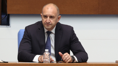 Радев рискува съдбата на Орешарски, ако отстъпи пред войнолюбците от "градската десница"