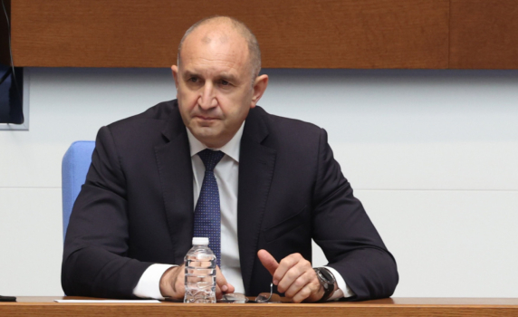 Радев рискува съдбата на Орешарски, ако отстъпи пред войнолюбците от "градската десница"