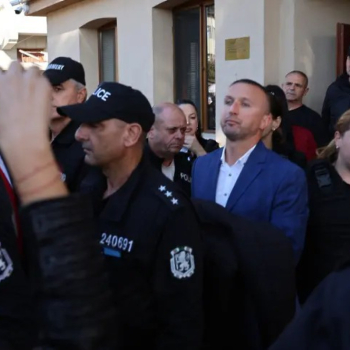 Изведоха с белезници кмета на Белица Радослав Ревански