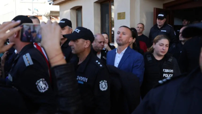 Изведоха с белезници кмета на Белица Радослав Ревански