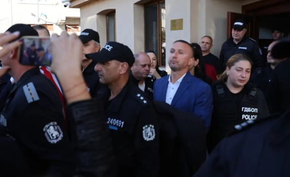 Изведоха с белезници кмета на Белица Радослав Ревански