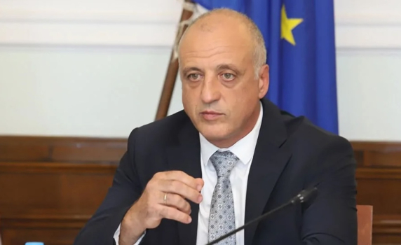 Президентът Йотова поиска оставката на шефа на НСО Емил Тонев. Той обяви, че ще я подаде
