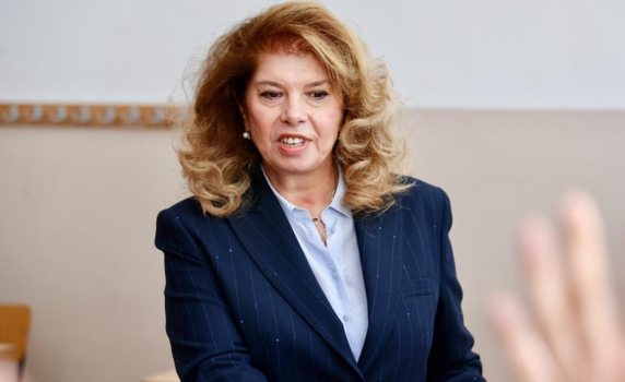 ТАСС: Илияна Йотова печели първия тур на президентските избори в България