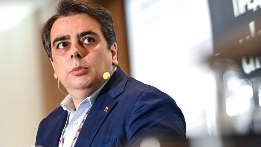 Асен Василев: 900 000 избиратели показаха червен картон на управлението на Румен Радев