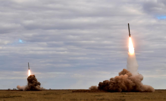 Руските сили удариха военни предприятия и стратегически мост в Киев