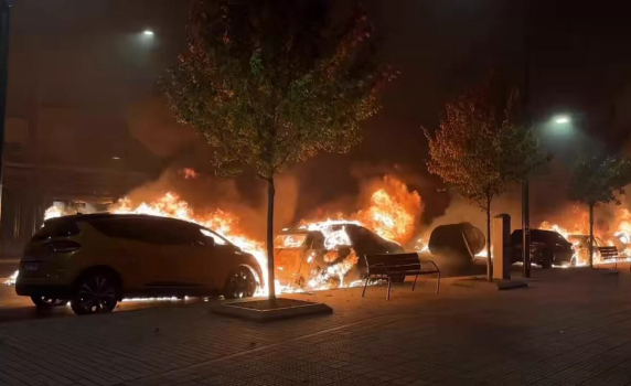 Антифашистки протест прерасна в погроми и хаос в Билбао: горяха коли, разграбени са магазини (видео)